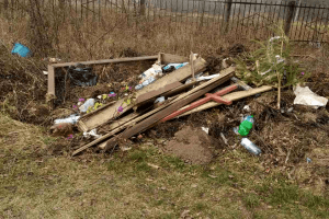 На «новому» кладовищі у Горохові непотріб викидають до місця, де похоронені підопічні психоневрологічного інтернату