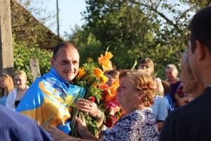 Сльози радості та обійми: громада на Волині зустріла вдома захисника після пекла полону (Фото)