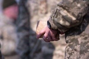 За незаконне носіння форми та нагород штрафуватимуть, за наругу над могилами захисників України — в’язниця