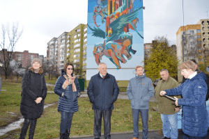 У Рівному на будинку «літають» крилаті слони