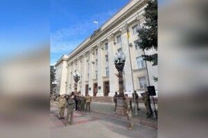 Зеленський відвідав офіційне підняття державного прапора в Херсоні
