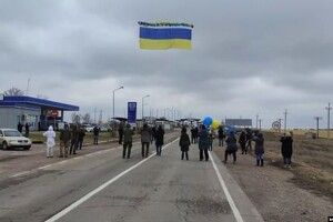 У бік Криму запустили український прапор із посланнями