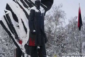 Знайшли молодиків, які облили червоною фарбою пам'ятник Бандері у Тернополі 