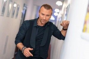 Мішкии під очима: Олег Винник схвилював прихильниць зовнішнім виглядом