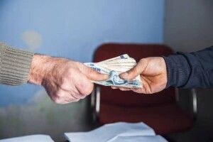 Якби «багаті» поділилися із «бідними»: в  експертних колах звучать несподівані сценарії щодо розподілу пенсій