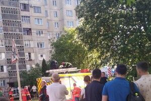 У Луцьку дівчина лазила по дротах електромережі (Фото, відео)