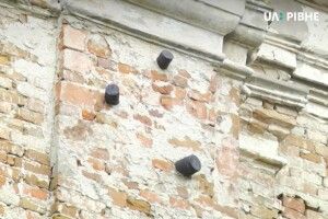 У Клевані священник не дозволив рятувальникам дістати зі стіни храму схожі на артснаряди предмети 