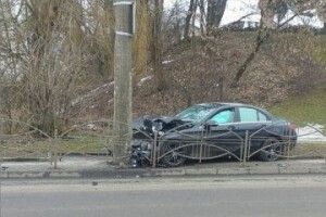 Вночі у Луцьку п’яний водій на «Мерседесі» врізався у стовп