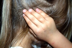 Мати й вітчим ґвалтували 12-річну доньку та знімали це на відео 
