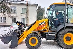 Рожищенська громада отримала універсальний екскаватор-навантажувач