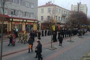  У центрі Луцька зібралися сотні лучан, щоб пом'янути мільйони загиблих (Фото)