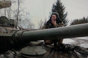 Волинянин Семен на трофейному російському танку лушпашить ворога! (Відео)