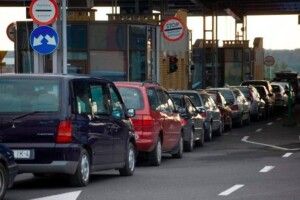 В Україні планують повернути мита на ввезені з-за кордону автівки