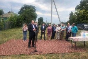 Чиновнику для виступу постелили килим на траві посеред села