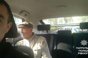 Патрульні повернули додому дідуся, який заблукав вулицями Рівного (фото)