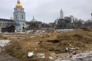 Столична «ялинка» закривається – купи сміття залишаються… (фото)