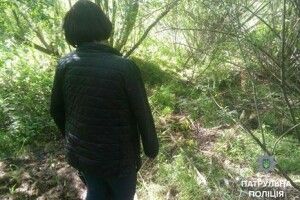 «Алло, поліція? – Тут жінка займається проституцією!» (фото)