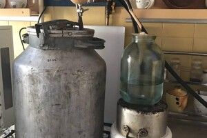 Рівнянина «застукали» за самогоноварінням, готовий продукт змусили вилити в унітаз (фото)