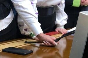 Під час сварок у Раді Тимошенко зламала Разумкову мікрофон та поранилася