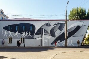 Луцький художник розповів, чому новий мурал на старому кінотеатрі у сірих кольорах (фото)