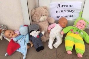 Українці несуть ляльки під церкви Московської Патріархії – протестують проти відмови відспівати дворічну дитину