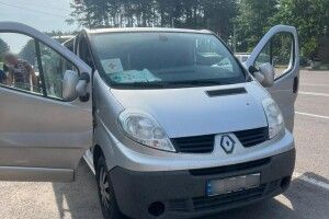 Небезпечно! Волинські поліцейські виявили в автівці чоловіка 7 артснарядів