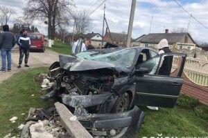 У місті на Волині Renault влетів в електроопору (Фото)