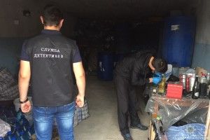 На Волині слідчі детективи вилучили понад півтисячі літрів фальсифікованих алкогольних напоїв