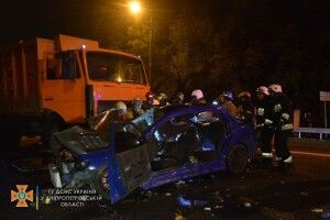 Легковик врізався у сміттєвоз: загинула молода дівчина (Фото, відео 18+)