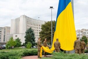 У Луцьку урочисто підняли найбільший прапор Волині (Фото)