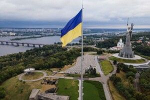 У Києві негода пошкодила найбільший прапор України, його замінять