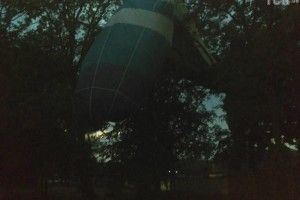 На Кіровоградщині вітер заніс повітряну кулю на дерева разом з людьми