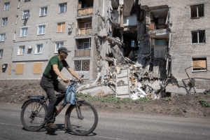 Окупанти обстріляли зупинку з людьми, є загиблі