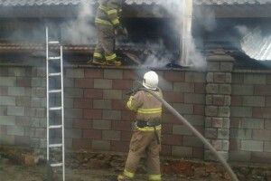 У Сарнах бійці ДСНС боролися з червоним півнем (фото)