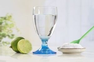 Полощете горло солоною водою при застуді? Вчені досліджують, чи ефективно це при COVID-19