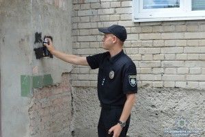 Волинські «копи» озброїлися балончиками фарби й «малювали життя» на стінах будинків  