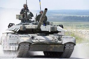 Український танк вступив в бій з колоною техніки окупантів (Відео)