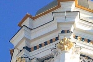 Дзвіницю Лаври прикрашає герб Росії (фото)