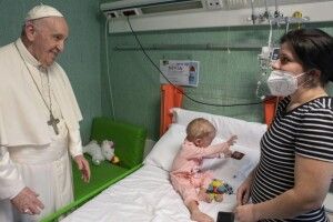 Папа Римський відвідав українських дітей у ватиканській лікарні (Фото)