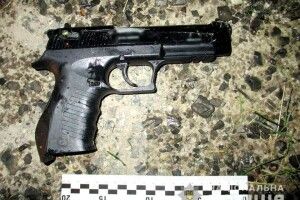 У Рівному чоловік розстріляв сусіду двері, бо той робив ремонт (Фото)