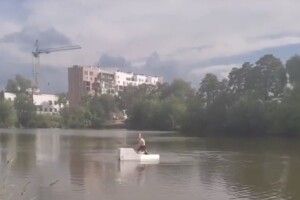 Рятувальники «виловили» з озера чоловіків, які пливли... на пінопласті