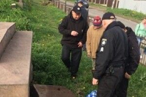 У Калуші двічі затримували жінку, яка збирала на кладовищі черепи (фото)