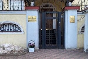 Під консульством Росії в Харкові з'явився траурний вінок із посланням (Відео)