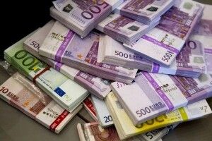 98-річна італійка під час самоізоляції вирішила влаштувати генеральне прибирання і знайшла поштову облігацію на пів мільйона євро