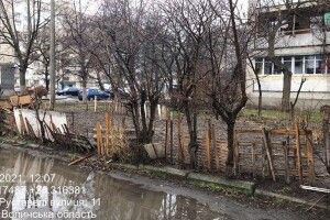 Луцькі муніципали нагадують: садити картоплю біля багатоповерхівок – заборонено!