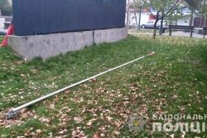 Росіянин пошкодив флагшток з червоно-чорним прапором ОУН