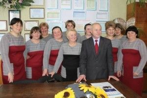 Щоб заохотити учнів, вчителі самі вдягнулися в уніформу 
