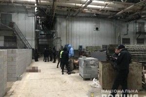 Працівницю розплідника, яка нацькувала собаку на правоохоронців, взяли під домашній арешт