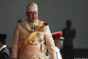 Король Малайзії зрікся престолу через одруження на «Міс Москва»