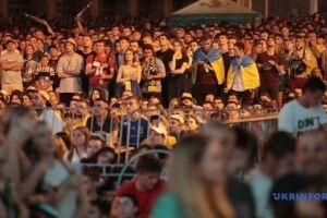 Як в столиці тисячі фанів підтримували збірну в історичному матчі Євро (Відео)